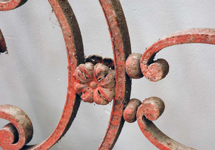 Single 18th century iron balcony railing. Single 18th century iron balcony railing.-2