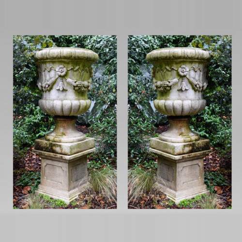 Pair of Medici vases in composite stone, late 20th century