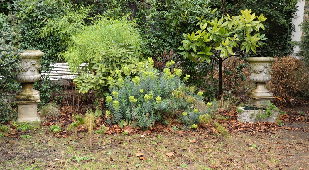 Pair of Medici vases in composite stone, late 20th century  Pair of Medici vases in composite stone, late 20th century -6
