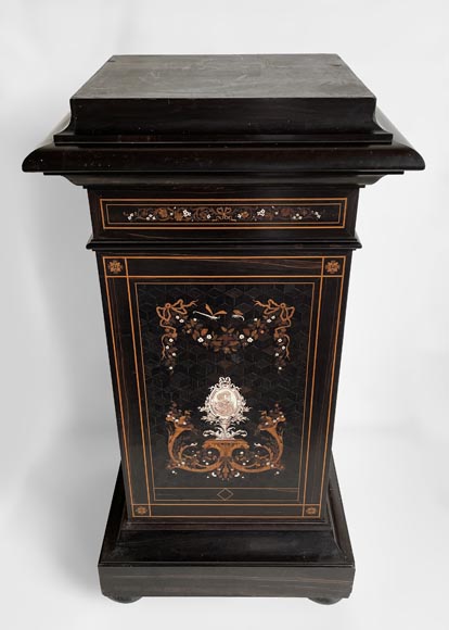 Charles Hunsinger (attributed to), Beautiful presentation stand with a marquetry decor, circa 1870-1880 Charles Hunsinger (attributed to), Beautiful presentation stand with a marquetry decor, circa 1870-1880-1