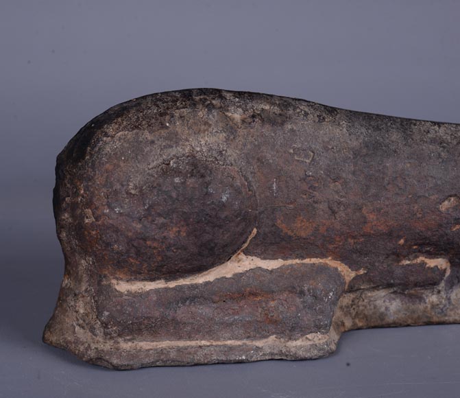 Rare pair of cast iron andirons shaped as a laying dog, Wallonia, 16th century Rare pair of cast iron andirons shaped as a laying dog, Wallonia, 16th century-5