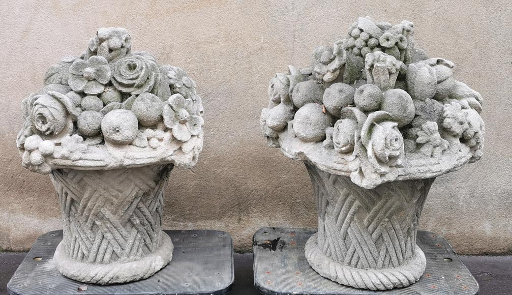 Pair of baskets full of fruits and flowers in sculpted stone, end of the 19th century Pair of baskets full of fruits and flowers in sculpted stone, end of the 19th century-1