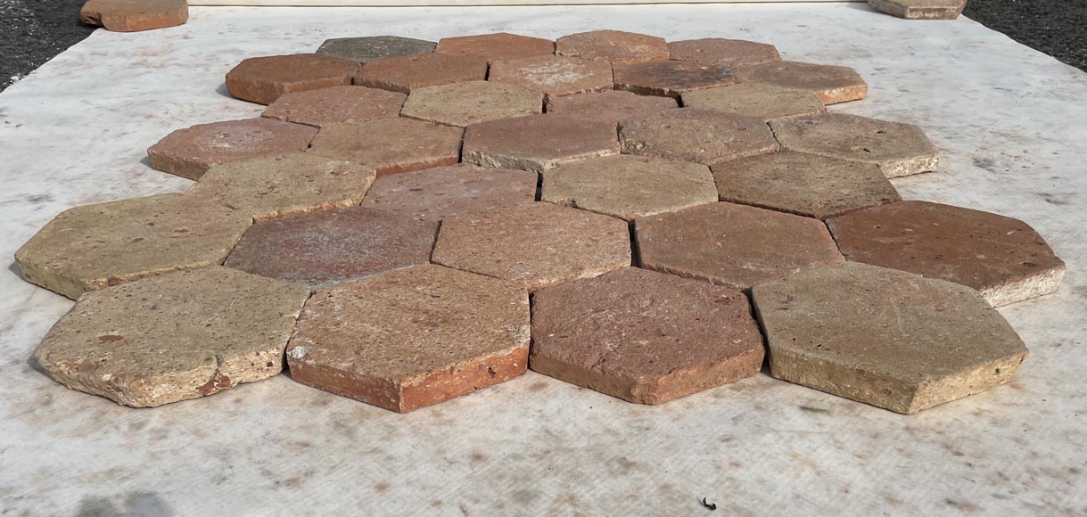 Lot of around 5 m² of antique hexagonal terracotta tiles, 19th century Lot of around 5 m² of antique hexagonal terracotta tiles, 19th century-1
