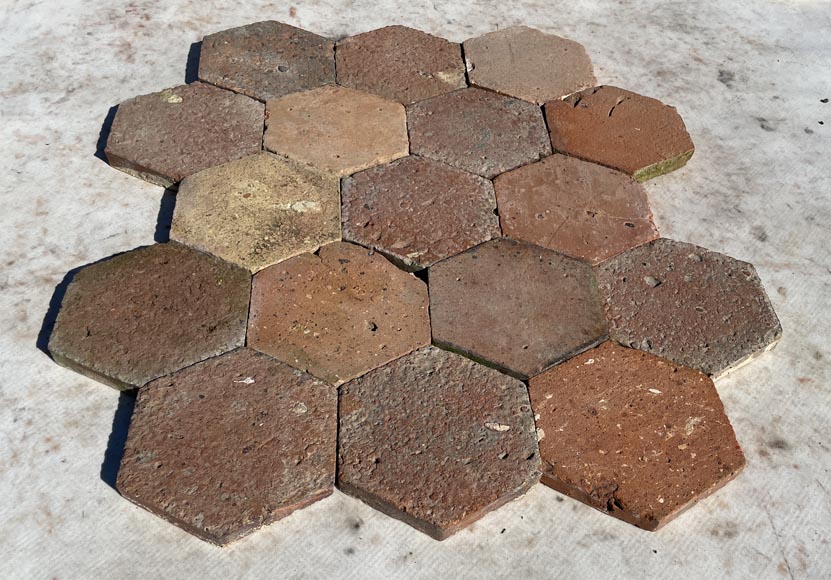 Batch of 9,5 m² of antique hexagonal terracotta tiles, 19th century Batch of 9,5 m² of antique hexagonal terracotta tiles, 19th century-1