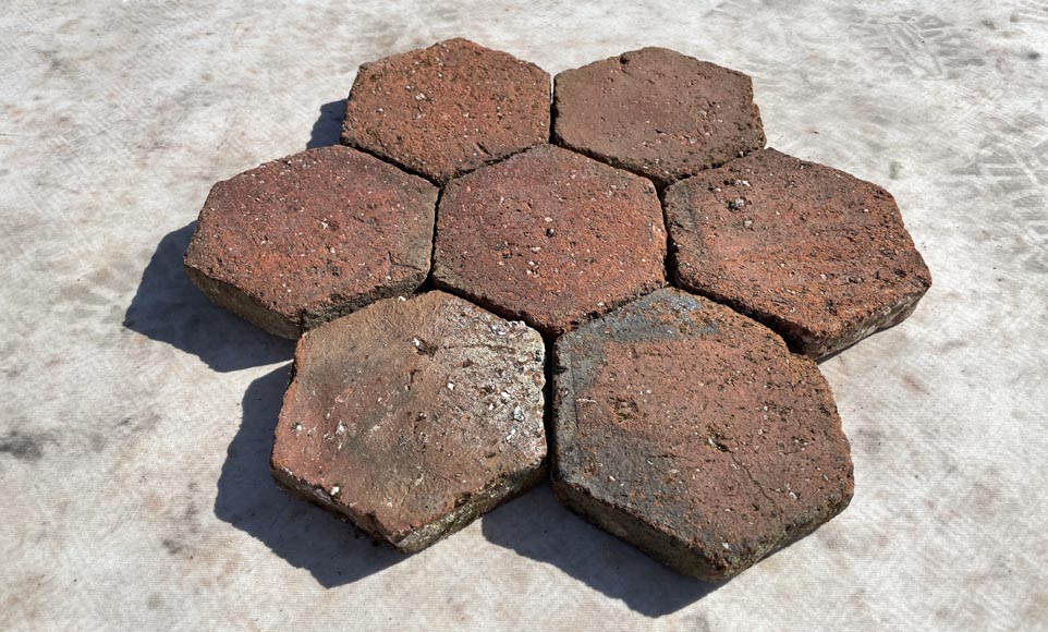 Batch of 2.4 m² of small antique hexagonal terracotta tiles, 19th century Batch of 2.4 m² of small antique hexagonal terracotta tiles, 19th century-1