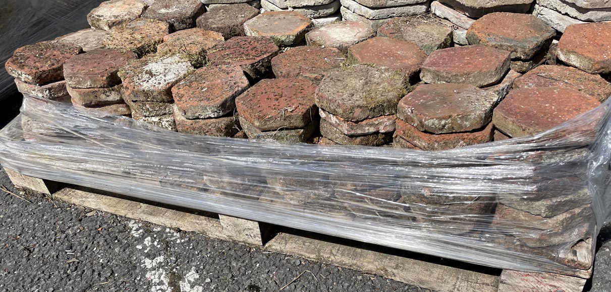 Batch of 2.4 m² of small antique hexagonal terracotta tiles, 19th century Batch of 2.4 m² of small antique hexagonal terracotta tiles, 19th century-5