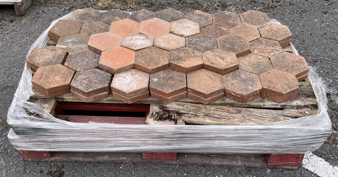 Lot of 1.4 m² of antique hexagonal terracotta tiles, 19th century Lot of 1.4 m² of antique hexagonal terracotta tiles, 19th century-4