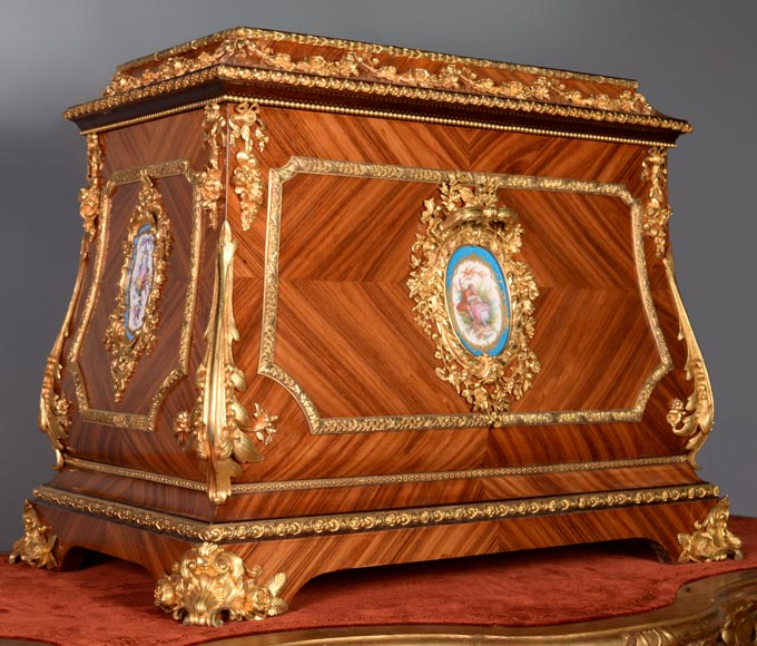 Exceptional Napoleon III chest in mahogany and rosewood inlay, gilt bronze and Sèvre porcelaine slabs.  Exceptional Napoleon III chest in mahogany and rosewood inlay, gilt bronze and Sèvre porcelaine slabs. -2