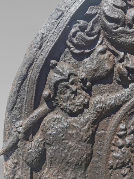 Beautiful antique fireback with Albert de Luynes's coat of arms, 17th century Beautiful antique fireback with Albert de Luynes's coat of arms, 17th century-7