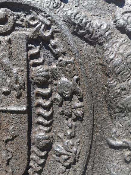 Beautiful antique fireback with Albert de Luynes's coat of arms, 17th century Beautiful antique fireback with Albert de Luynes's coat of arms, 17th century-10