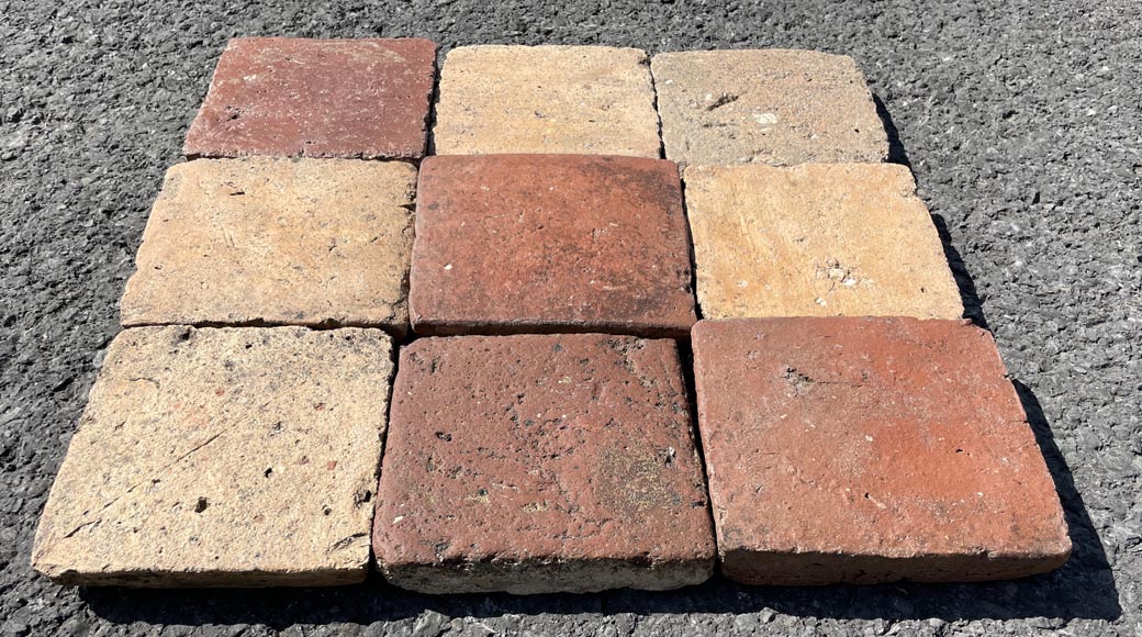 Batch of around 8,5 m² of terracotta floor tiles in square shape Batch of around 8,5 m² of terracotta floor tiles in square shape-1