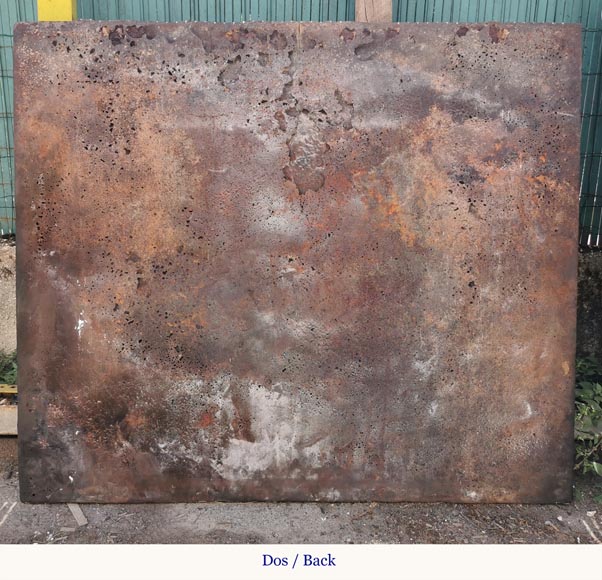 Large cast iron fireback adorned with a crown and fleur-de-lis Large cast iron fireback adorned with a crown and fleur-de-lis-6