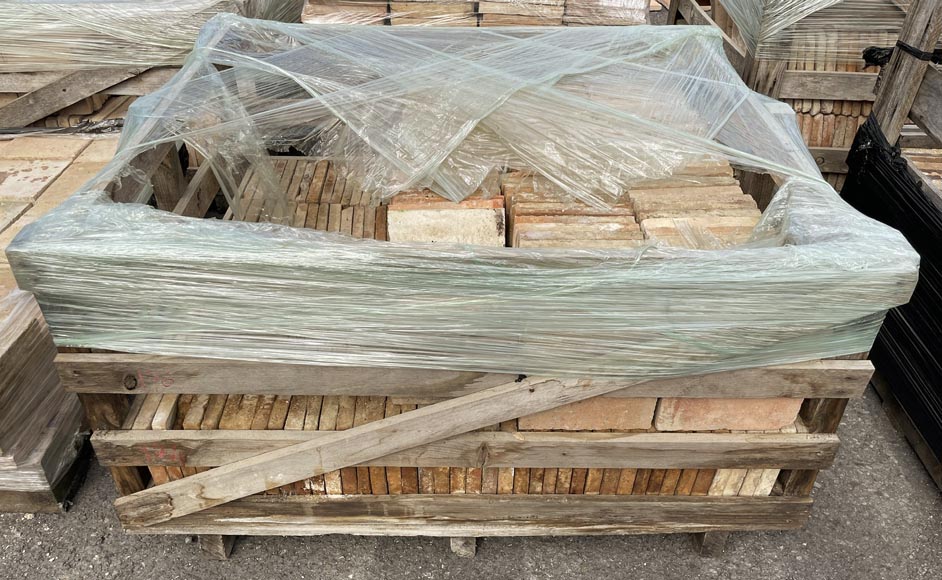 Batch of around 34m² of terracotta floor tiles in square shape Batch of around 34m² of terracotta floor tiles in square shape-6