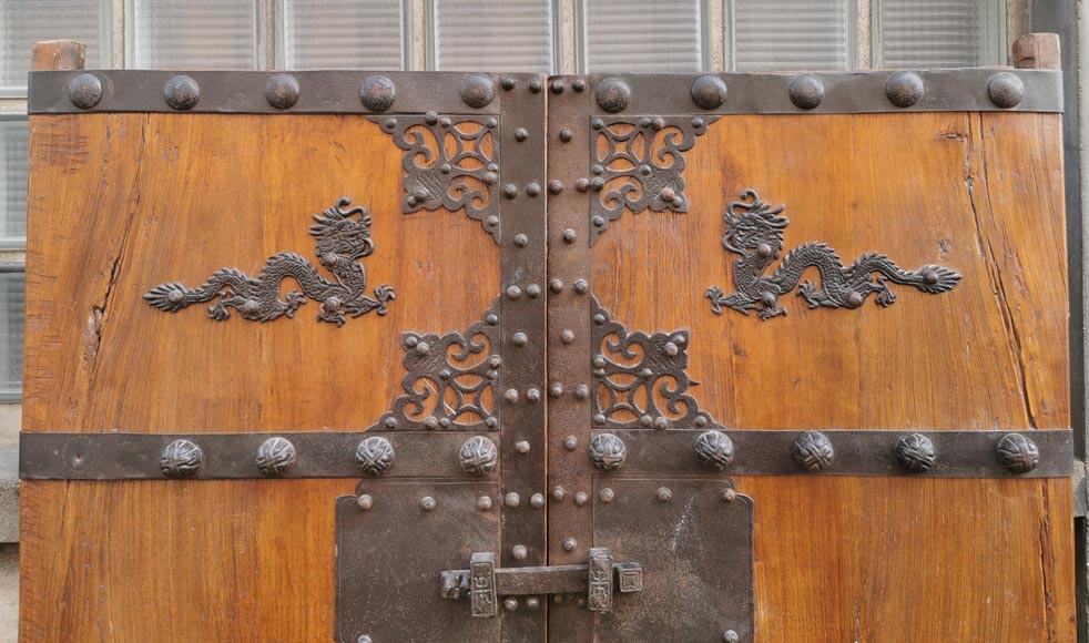 Important Chinese oak double door with dragons, circa 1950 Important Chinese oak double door with dragons, circa 1950-1