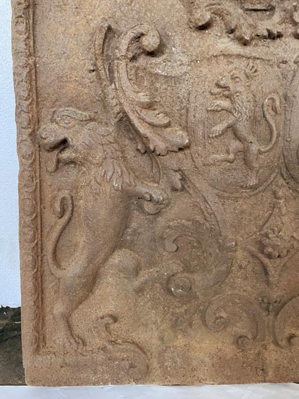 Cast iron fireback with the wedding coat of arms of Joseph-François de Montecler et Hyacinthe Menon de Turbilly, 17th century Cast iron fireback with the wedding coat of arms of Joseph-François de Montecler et Hyacinthe Menon de Turbilly, 17th century-2