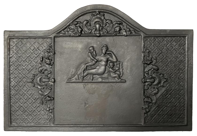 Cast iron fireback adorned with Vénus and two putti Cast iron fireback adorned with Vénus and two putti-0