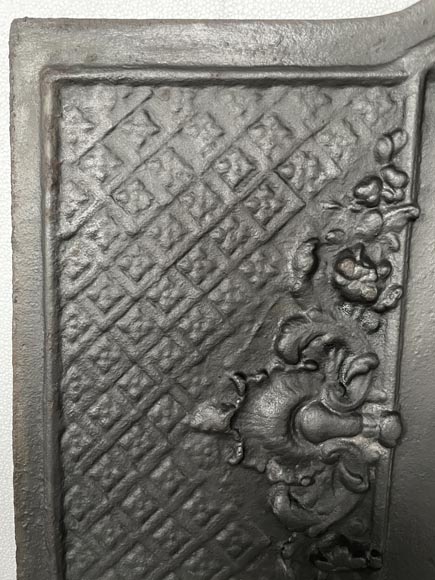 Cast iron fireback adorned with Vénus and two putti Cast iron fireback adorned with Vénus and two putti-2