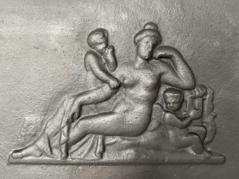 Cast iron fireback adorned with Vénus and two putti Cast iron fireback adorned with Vénus and two putti-4