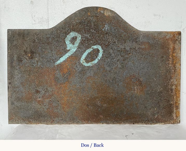 Cast iron fireback adorned with Vénus and two putti Cast iron fireback adorned with Vénus and two putti-8