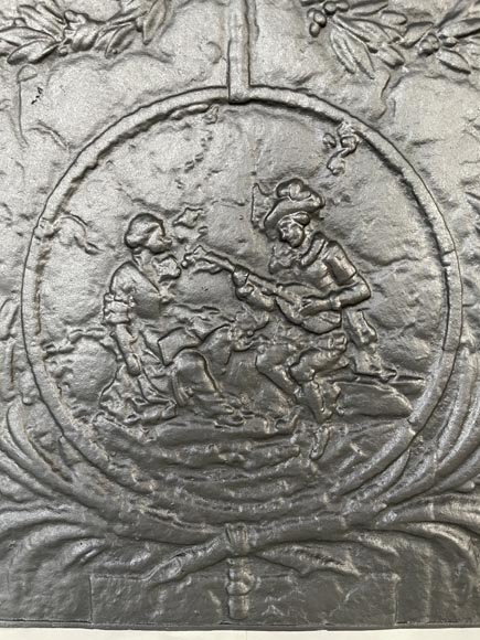 Fireback adorned with a romantic scene in a medallion Fireback adorned with a romantic scene in a medallion-1