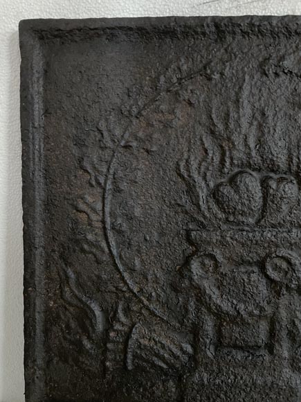 Small Louis XVI style fireback with an Allegory of Love Small Louis XVI style fireback with an Allegory of Love-2