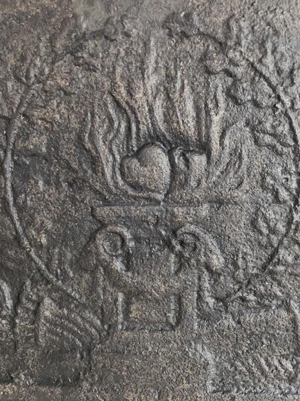 Small Louis XVI style fireback with an Allegory of Love Small Louis XVI style fireback with an Allegory of Love-1