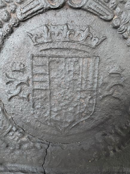 Fireback with erases armorials hold by greyhounds, 19th century Fireback with erases armorials hold by greyhounds, 19th century-6