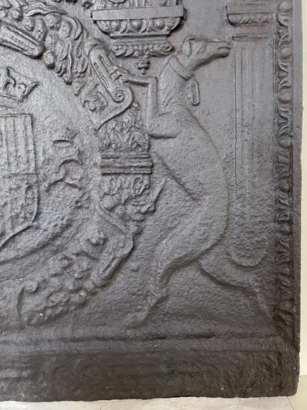 Fireback with erases armorials hold by greyhounds, 19th century Fireback with erases armorials hold by greyhounds, 19th century-8