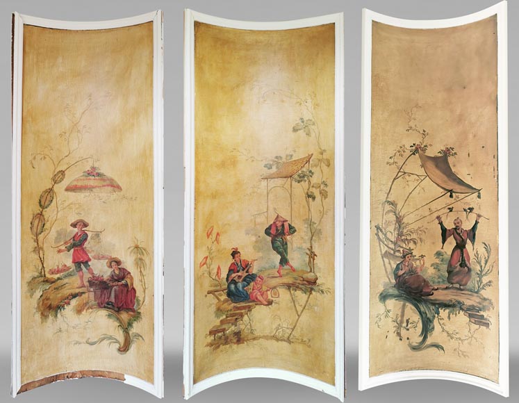 Series of three curved and painted panels with Chinoiseries decoration Series of three curved and painted panels with Chinoiseries decoration-0