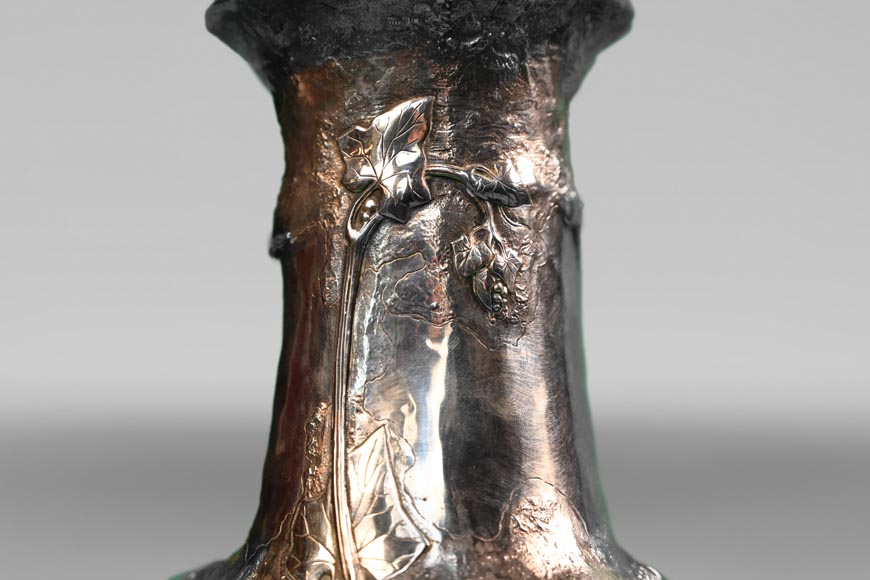 Henri HUSSON, Adrien HÉBRARD, Remarkable Solid Silver Vase with Grasshopper and Vine Leaves Decoration, circa 1908 Henri HUSSON, Adrien HÉBRARD, Remarkable Solid Silver Vase with Grasshopper and Vine Leaves Decoration, circa 1908-2