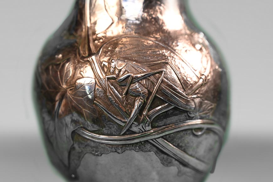 Henri HUSSON, Adrien HÉBRARD, Remarkable Solid Silver Vase with Grasshopper and Vine Leaves Decoration, circa 1908 Henri HUSSON, Adrien HÉBRARD, Remarkable Solid Silver Vase with Grasshopper and Vine Leaves Decoration, circa 1908-3