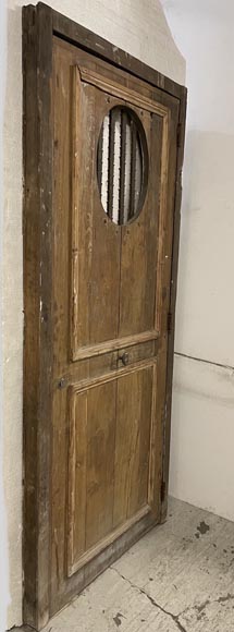 Small antique and simple door in oak with an oval opening Small antique and simple door in oak with an oval opening-1