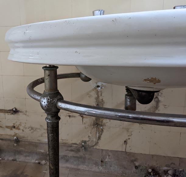 Earthenware washbasin on a chromium foot with lion paws Earthenware washbasin on a chromium foot with lion paws-2