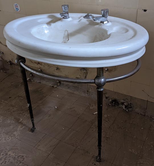 Earthenware washbasin on a chromium foot with lion paws Earthenware washbasin on a chromium foot with lion paws-3