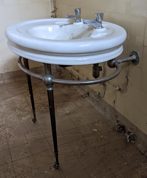 Earthenware washbasin on a chromium foot with lion paws Earthenware washbasin on a chromium foot with lion paws-5