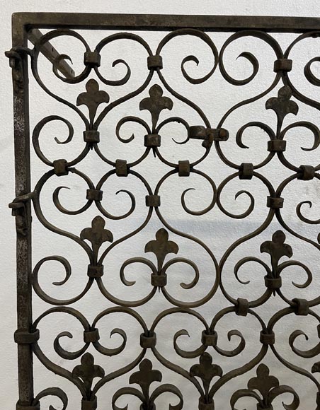 Wrought iron radiator railing decorated with volutes and fleur-de-lis Wrought iron radiator railing decorated with volutes and fleur-de-lis-4