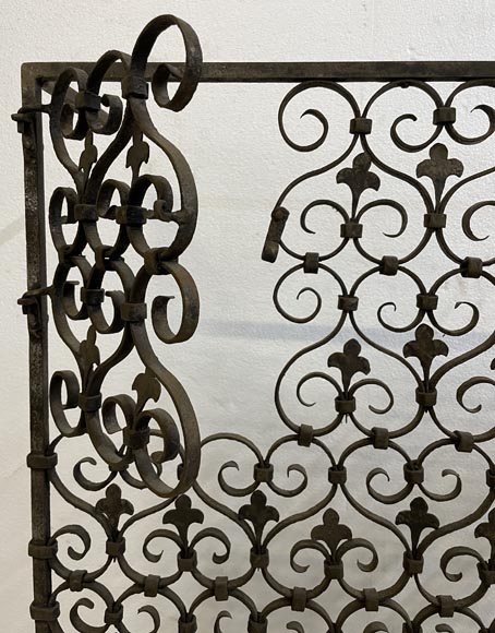 Wrought iron radiator railing decorated with volutes and fleur-de-lis Wrought iron radiator railing decorated with volutes and fleur-de-lis-5