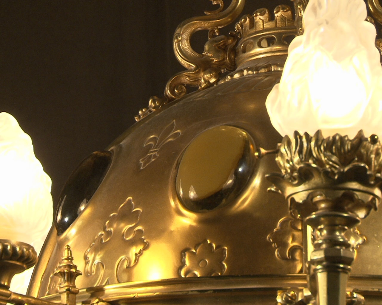 Bronze gilded suspension with glass gemstones. Napoleon III period. Bronze gilded suspension with glass gemstones. Napoleon III period.-8