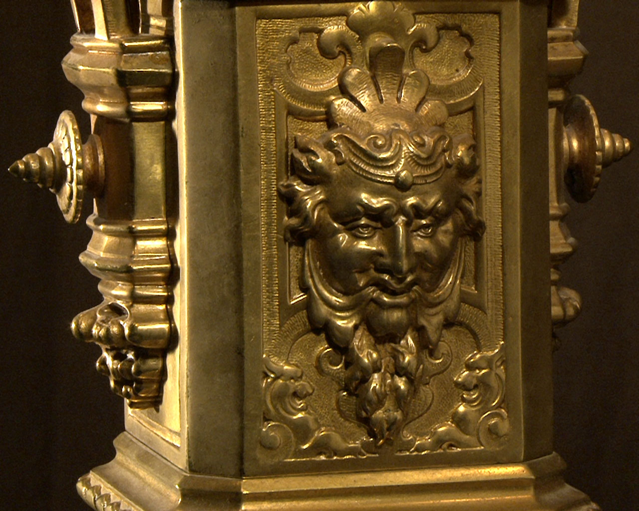 Bronze gilded suspension with glass gemstones. Napoleon III period. Bronze gilded suspension with glass gemstones. Napoleon III period.-16