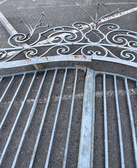 Wrought iron double panel gate with spikes Wrought iron double panel gate with spikes-7