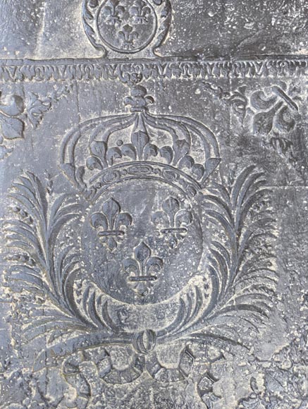 Antique cast iron fireback with the French coat of arms of the 18th century Antique cast iron fireback with the French coat of arms of the 18th century-1