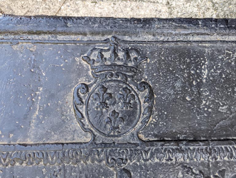 Antique cast iron fireback with the French coat of arms of the 18th century Antique cast iron fireback with the French coat of arms of the 18th century-2