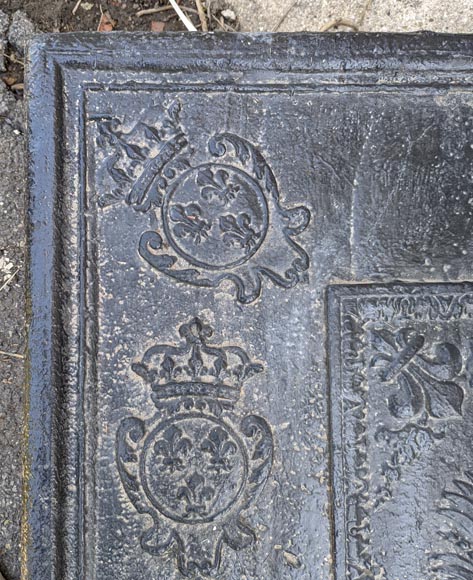 Antique cast iron fireback with the French coat of arms of the 18th century Antique cast iron fireback with the French coat of arms of the 18th century-3