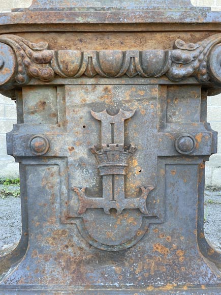 Four cast-iron pilaster bases adorned with a coat of arms Four cast-iron pilaster bases adorned with a coat of arms-1