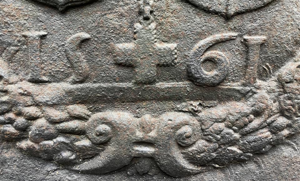 Fireback from 1561 with the alliance arms of Jacques de Tige and Blanche de Villelongue. Fireback from 1561 with the alliance arms of Jacques de Tige and Blanche de Villelongue.-3