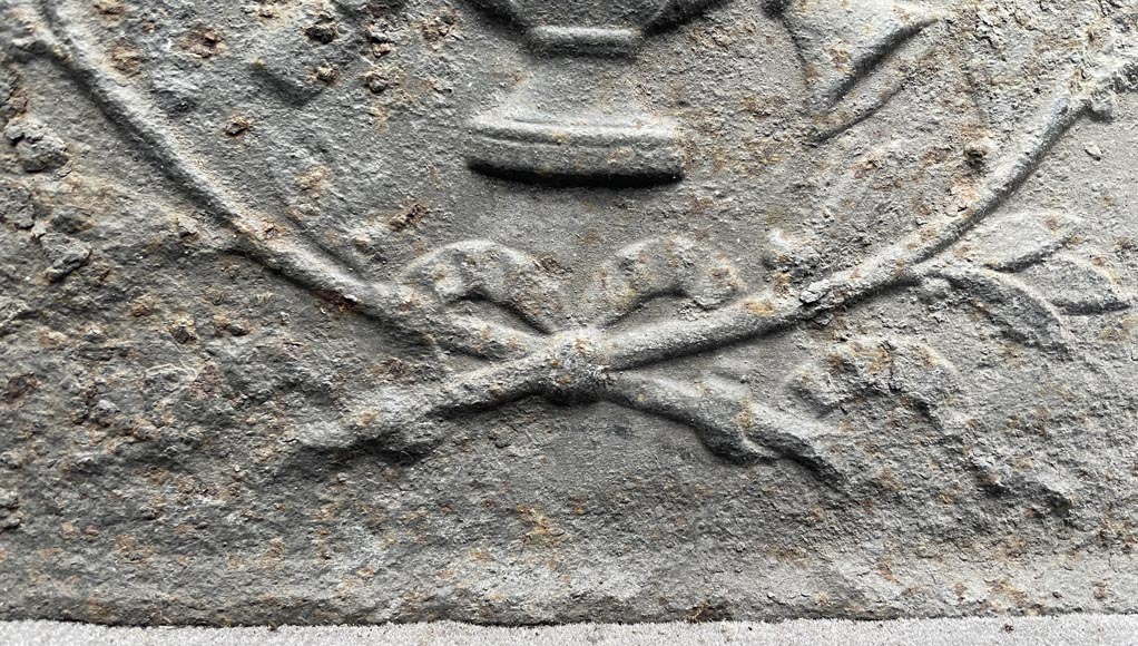 Fireback decorated with antique musical instruments surrounded by a laurel wreath Fireback decorated with antique musical instruments surrounded by a laurel wreath-3
