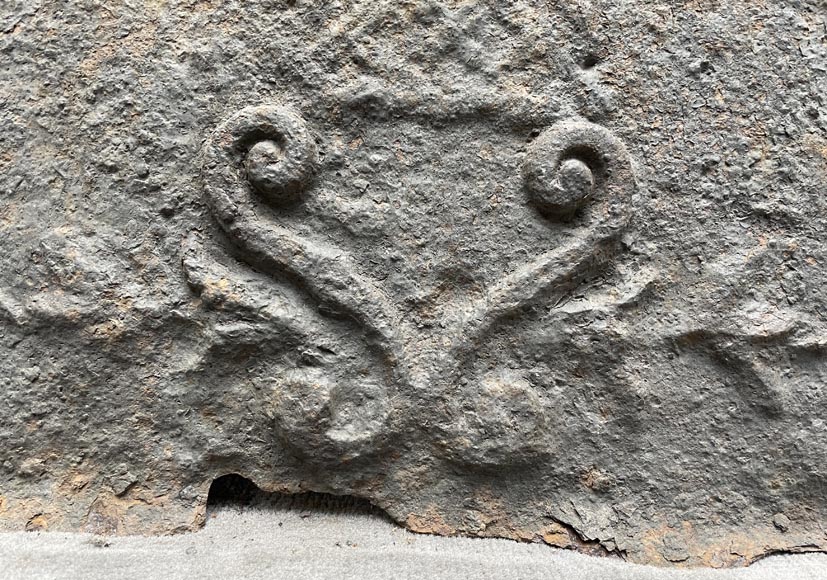 18th century fireback decorated with a basket of flowers 18th century fireback decorated with a basket of flowers-3