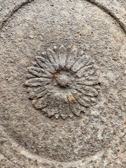 Fireback of the 18th century with crowned arms. Fireback of the 18th century with crowned arms.-6