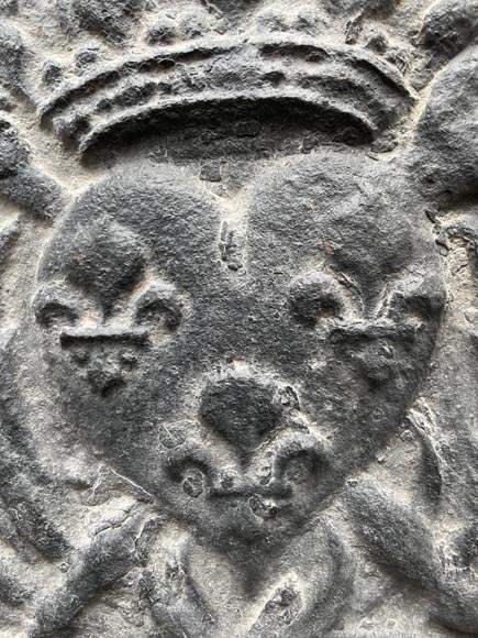 18th century fireback representing the symbols of the French monarchy 18th century fireback representing the symbols of the French monarchy-2