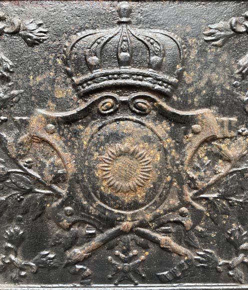 Fireback from the 19th century with a shield decorated with a sunflower Fireback from the 19th century with a shield decorated with a sunflower-1